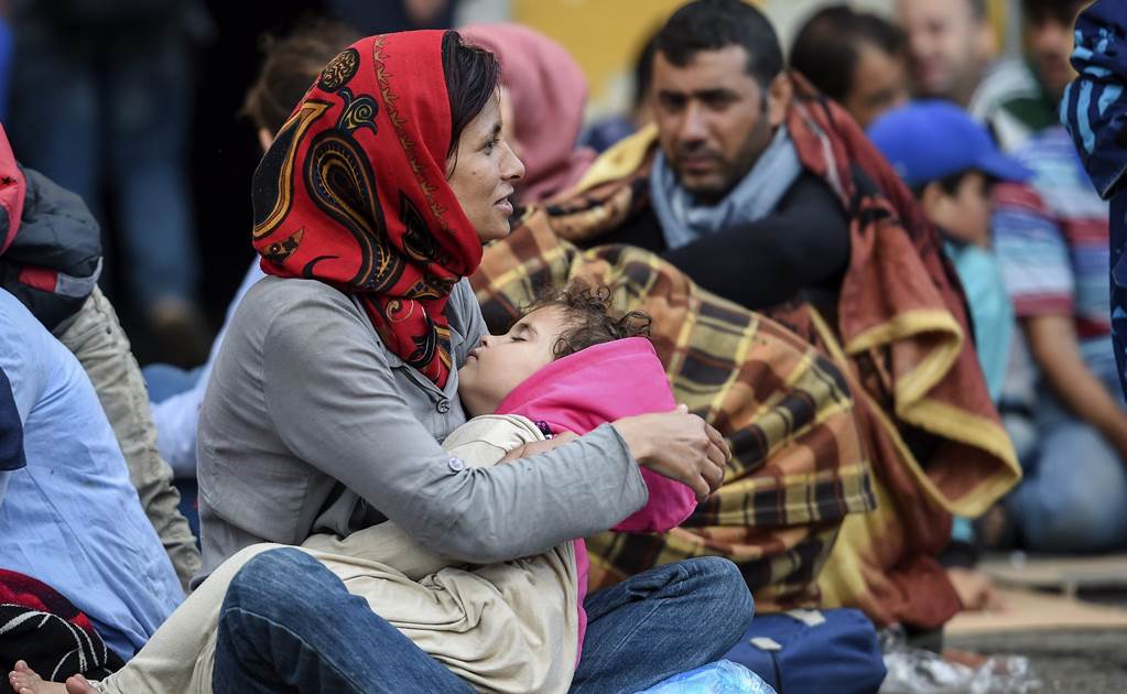 Cientos de refugiados rompen el cordón de seguridad y entran en Macedonia