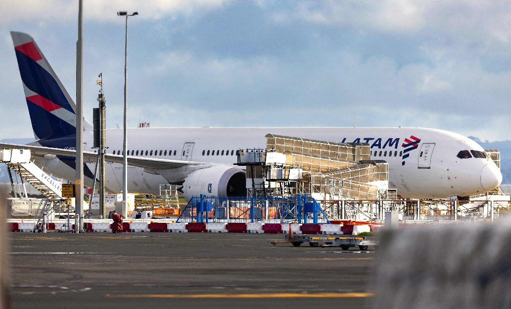 Desplome de Boeing que dejó 50 heridos en vuelo de Latam pudo deberse a error de azafata