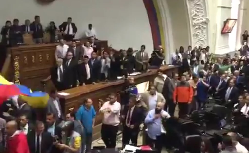 Chavistas irrumpen en Congreso durante debate sobre juicio a Maduro