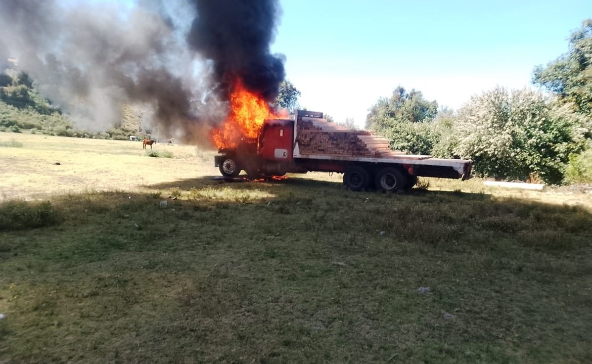 Queman camión con tonelada de madera de presunta tala clandestina en Ocuilan, Edomex 