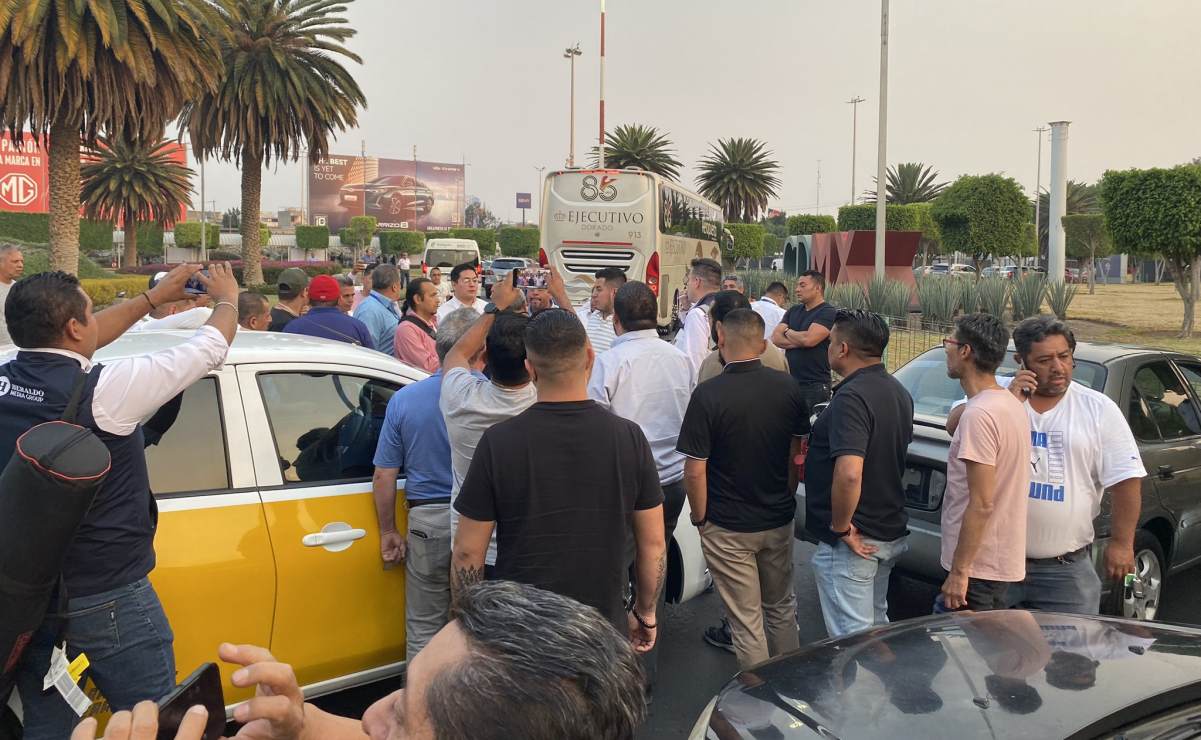 En plena Semana Santa, taxistas bloquean glorieta de la Terminal 2 del AICM