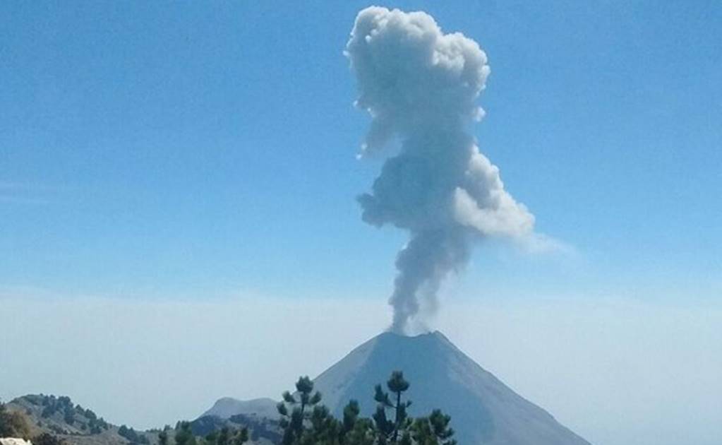 Confirman destrucción de domo en Volcán de Colima
