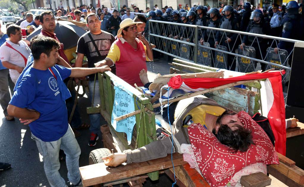 Paraguay: Choferes crucificados desfilan en carros