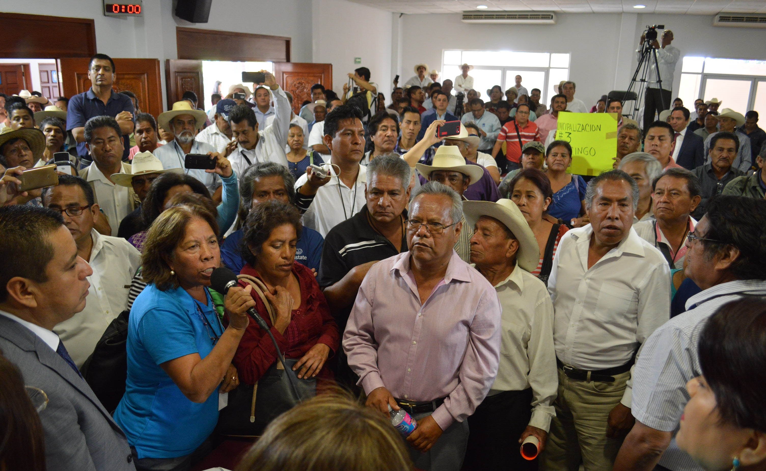 Irrumpen comunidades indígenas en Congreso de Morelos