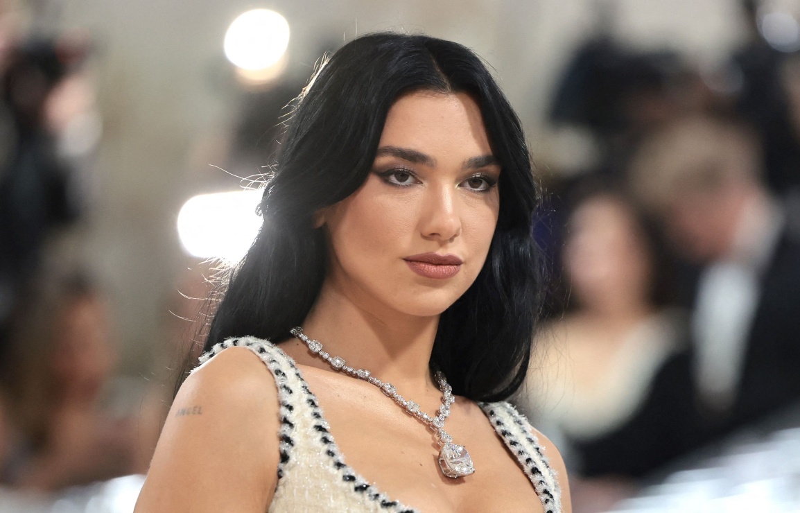 Dua Lipa deslumbra con vestido de Cenicienta en la MET Gala 2023