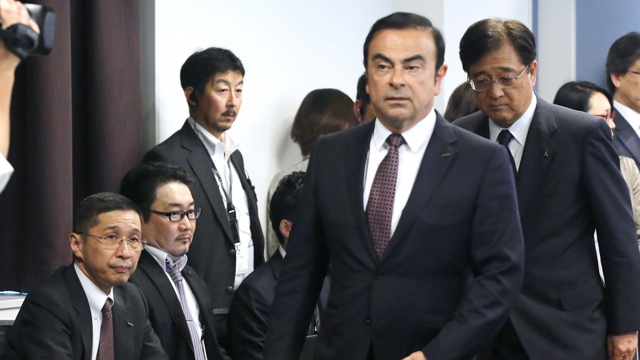 Carlos Ghosn podría haber escapado dentro de una caja de un instrumento musical