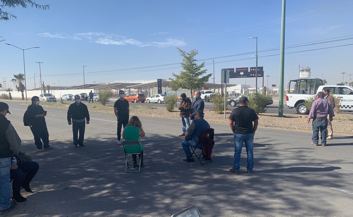 Aspirantes a candidaturas independientes bloquean carretera frente al aeropuerto de Hermosillo