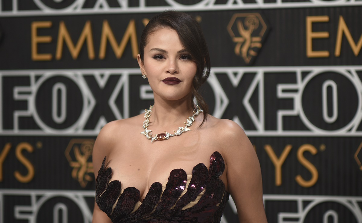 Selena Gomez arrasa en los Emmy con elegante vestido strapless de transparencias