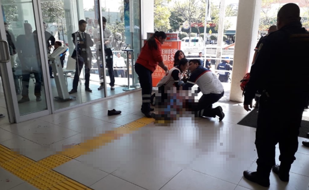 Se resiste a robo, lo golpean y balean afuera de banco en la Miguel Hidalgo