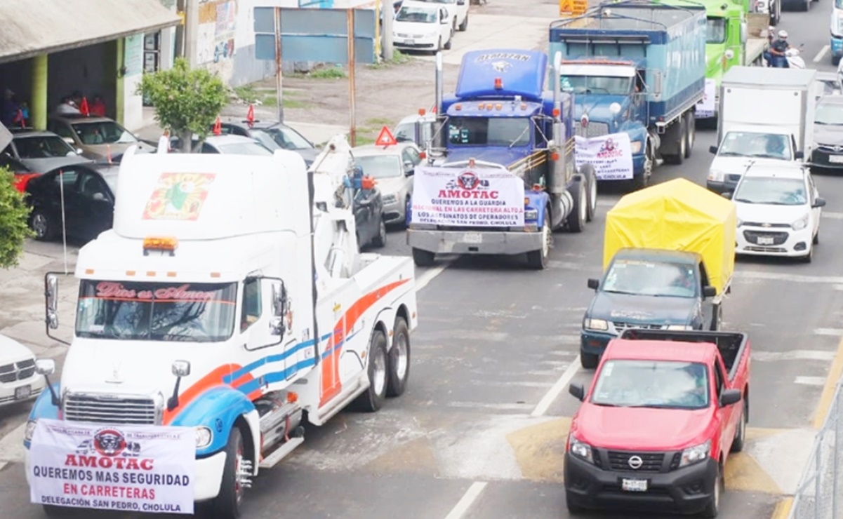 Transportistas bloquean la vía Morelos por constantes abusos; se dirigen a la CDMX