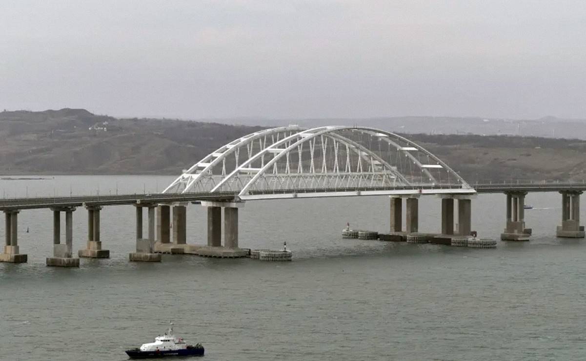 Rusia dice haber destruido tres drones navales de Kiev dirigidos al puente de Crimea