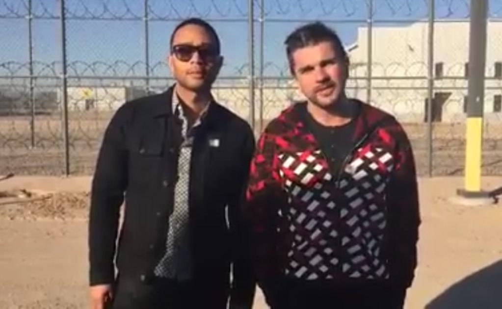 Juanes y John Legend le cantan a inmigrantes encarcelados 