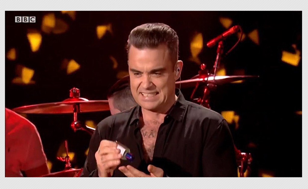 Critican a Robbie Williams por desinfectarse tras tocar a fans