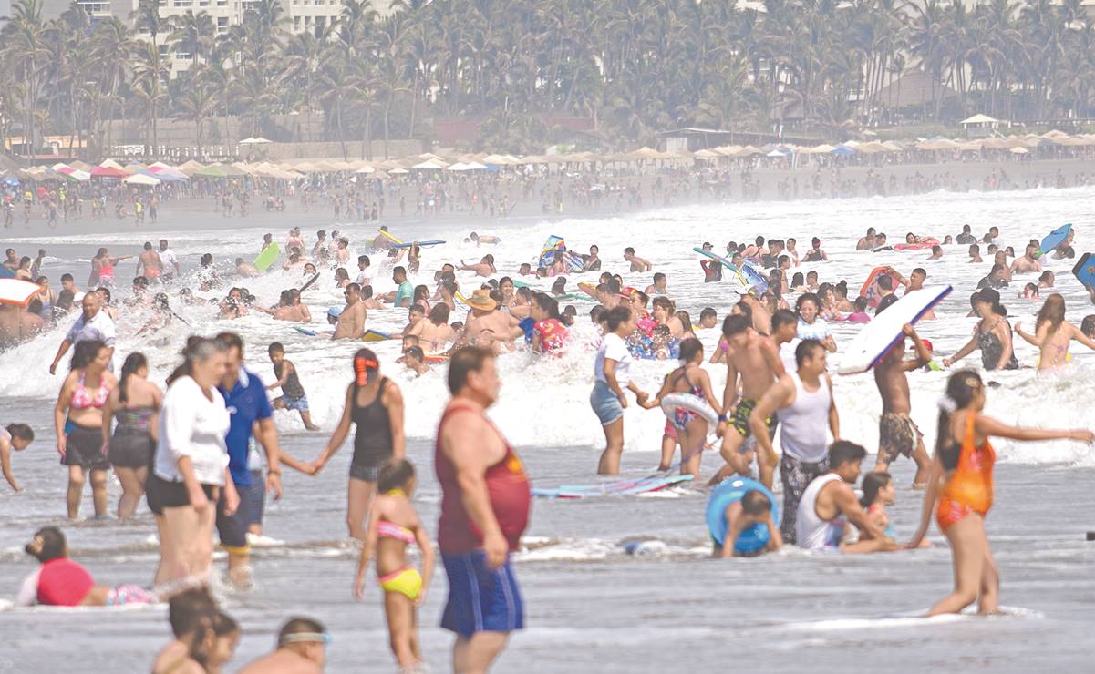 Playa Revolcadero se vuelve un mar de contrastes