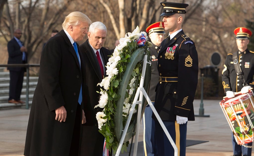 Trump coloca ofrenda en tumba de soldado desconocido