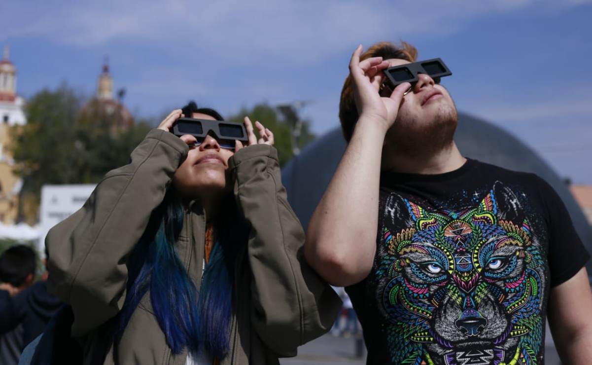 Gobiernos de Edomex y CDMX piden no mirar directamente el eclipse solar para evitar ceguera