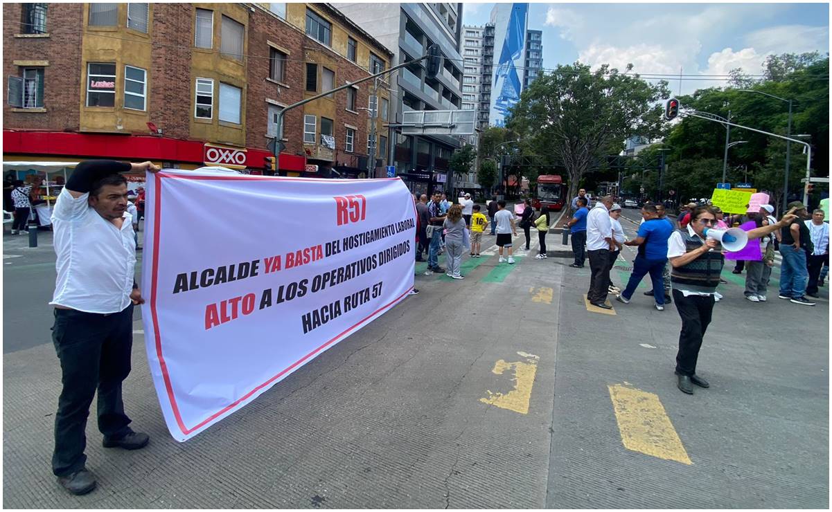 Transportistas de la ruta 57 bloquean circulación vehicular en Álvaro Obregón