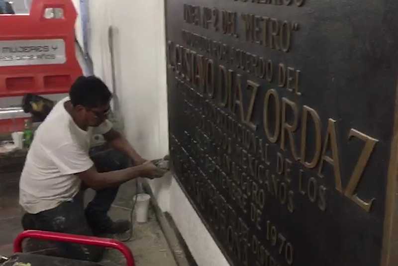 Retiran del Metro placas con el nombre de Gustavo Díaz Ordaz