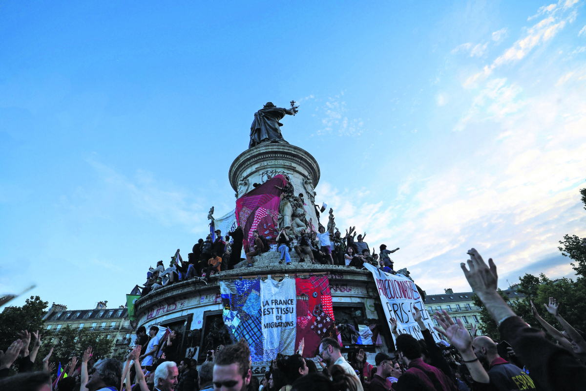 Francia: izquierda frena a ultraderecha y reina incertidumbre