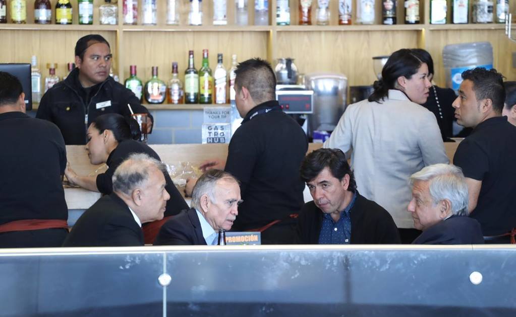 AMLO se reúne con dirigente del PT en aeropuerto de Nuevo León