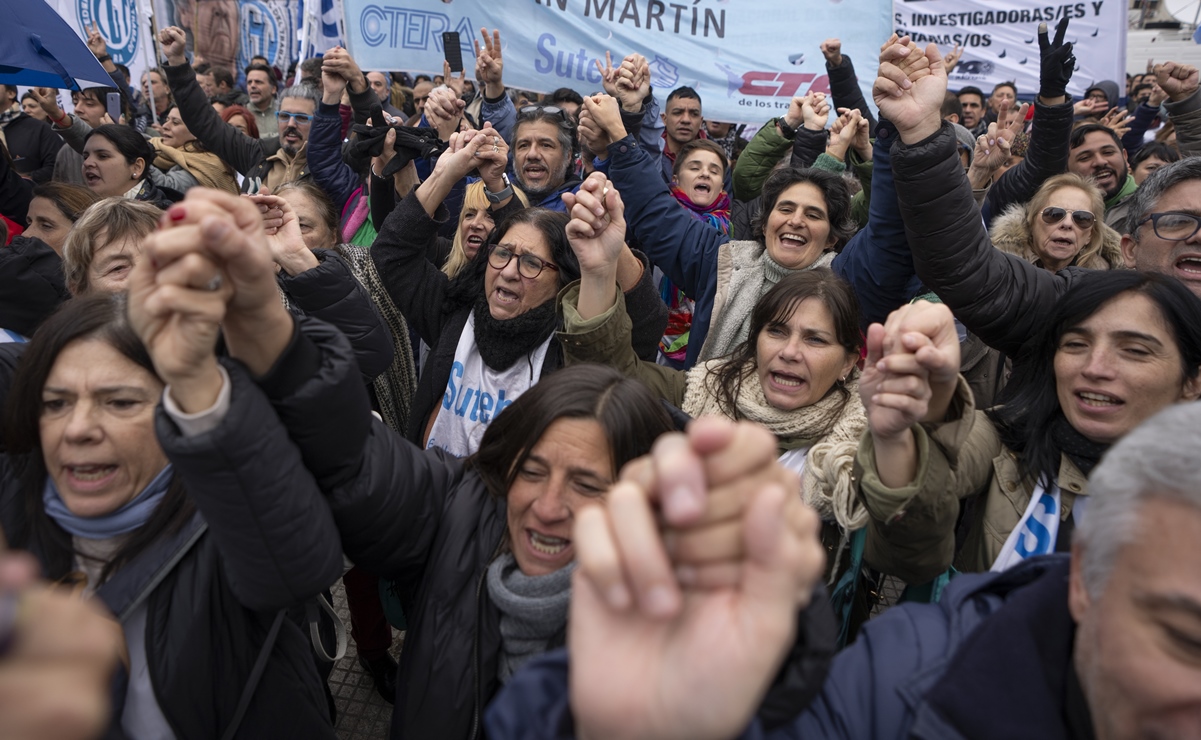 Abuelas y Madres de Plaza de Mayo marchan contra despidos en áreas de derechos humanos en Argentina