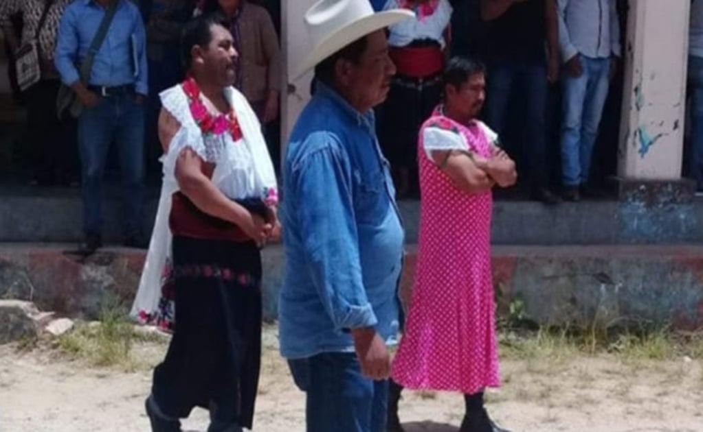 Visten de mujer a alcalde y a síndico en Huixtán, Chiapas