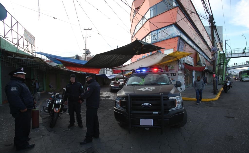 Policías impiden instalación de comerciantes ambulantes en Toluca 