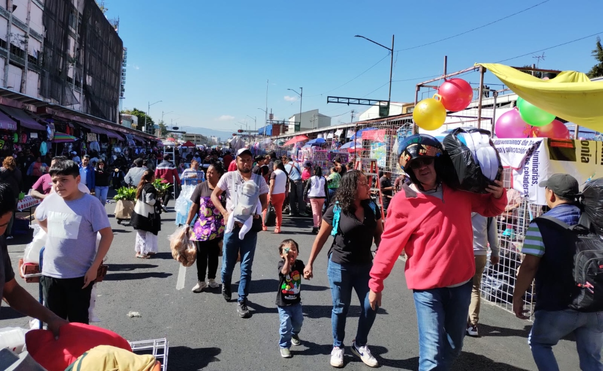 Ayudantes de los reyes magos se instalan y ofrecen gran variedad de juguetes en Tepito 