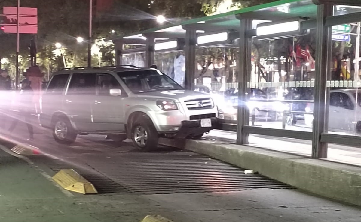 Camioneta se accidenta sobre la acera de la estación El Caballito del Metrobús