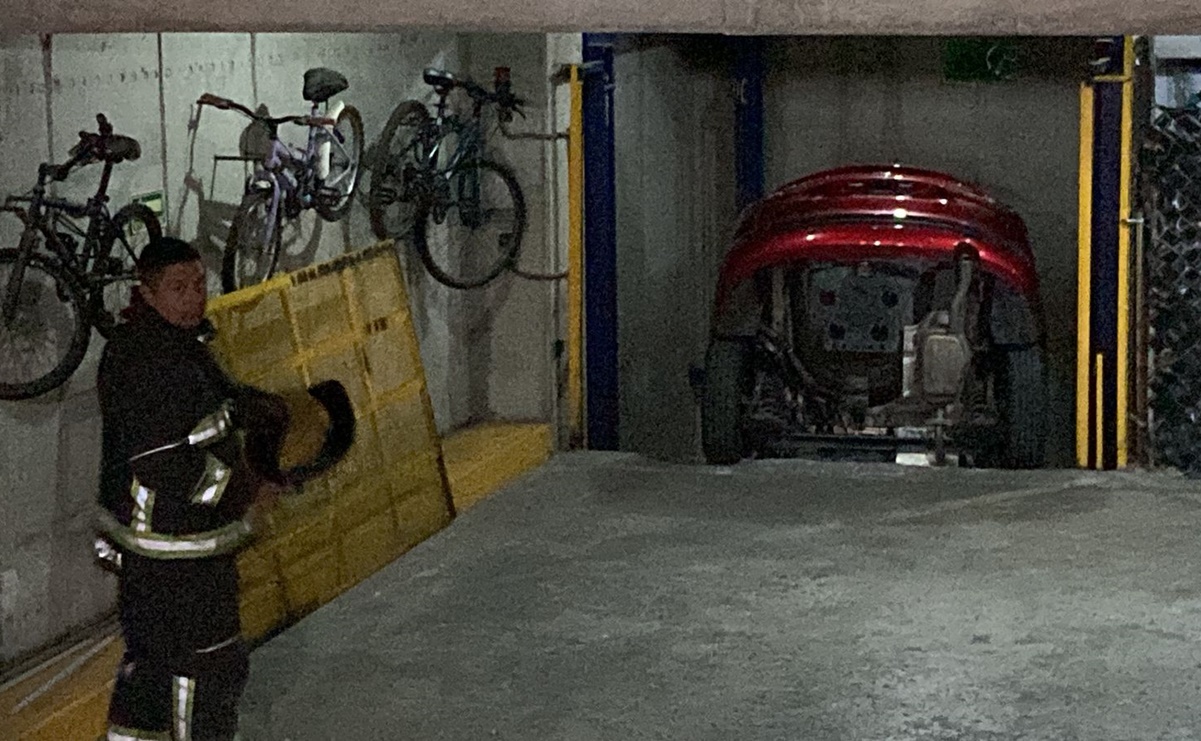 VIDEO: Mujer cae con todo y carro a cubo de elevador en la colonia Guerrero