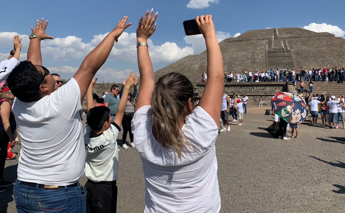 Con brazos al cielo, miles de asistentes se "recargan de energía" en Teotihuacan