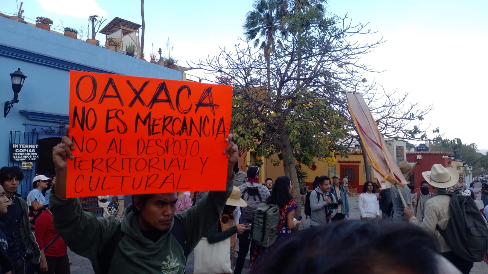 Detienen a 6 activistas durante marcha contra la gentrificación en Oaxaca; los acusan de daños