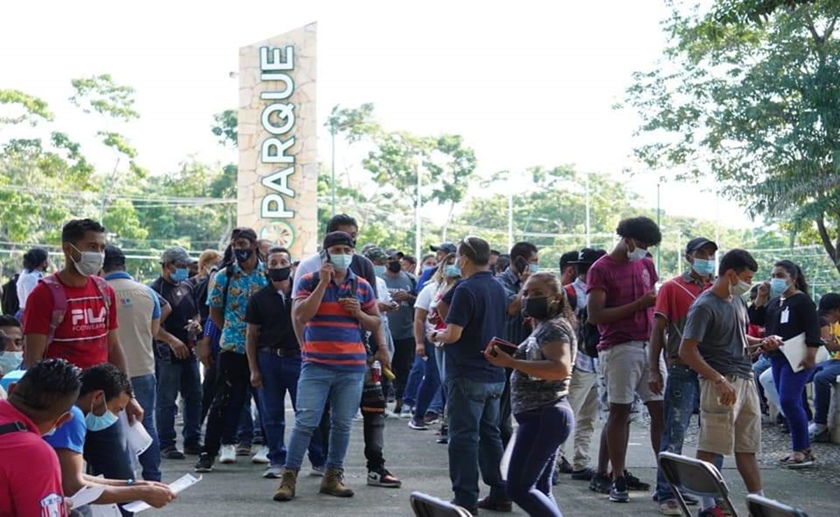 Vacunan contra Covid-19 a migrantes que realizan trámites de refugio en Chiapas 