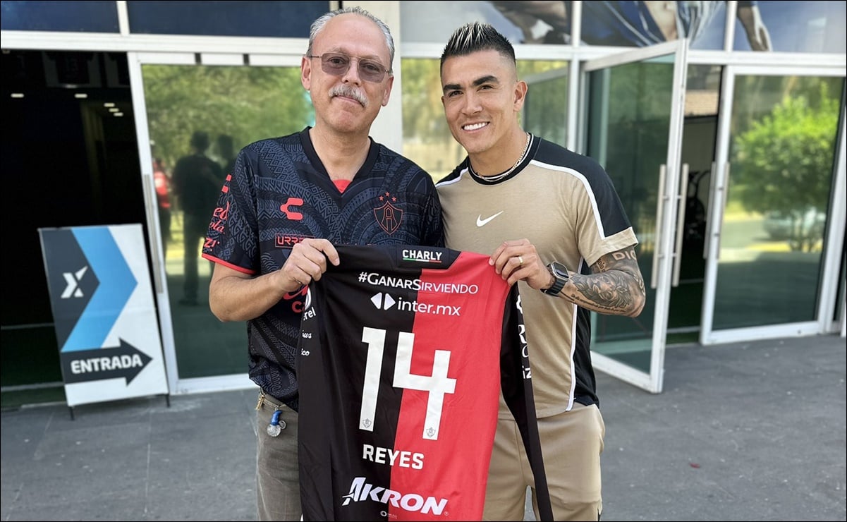 Futbolista de Atlas regala su camiseta a capitán que aterrizó el avión de los Zorros
