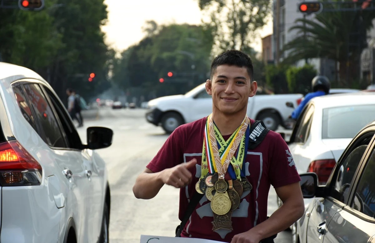 Medallista nacional pide monedas en la calle para ir a Rusia