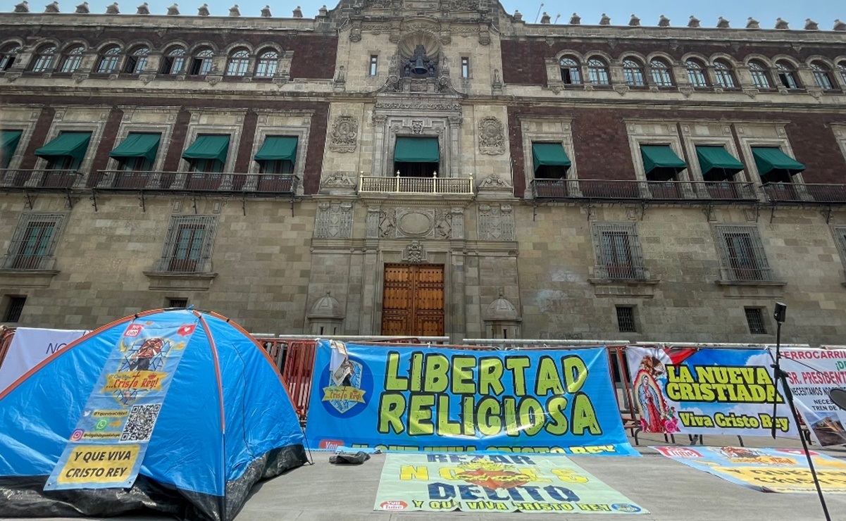 VIDEO Grupo provida inicia huelga de hambre frente a Palacio Nacional, en medio de "ataque" de normalistas