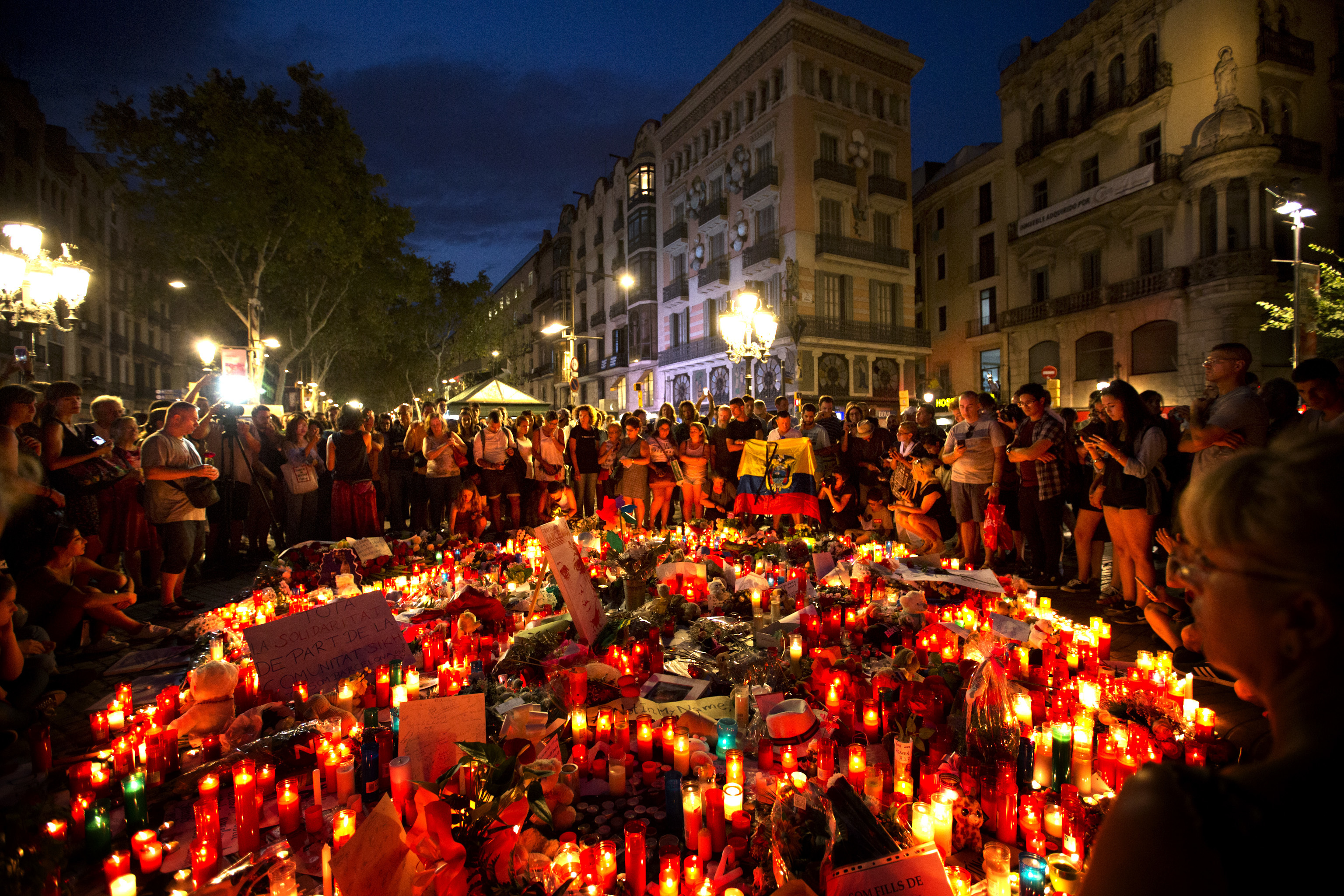 Suman 14 muertos y 126 heridos por atentados en Barcelona