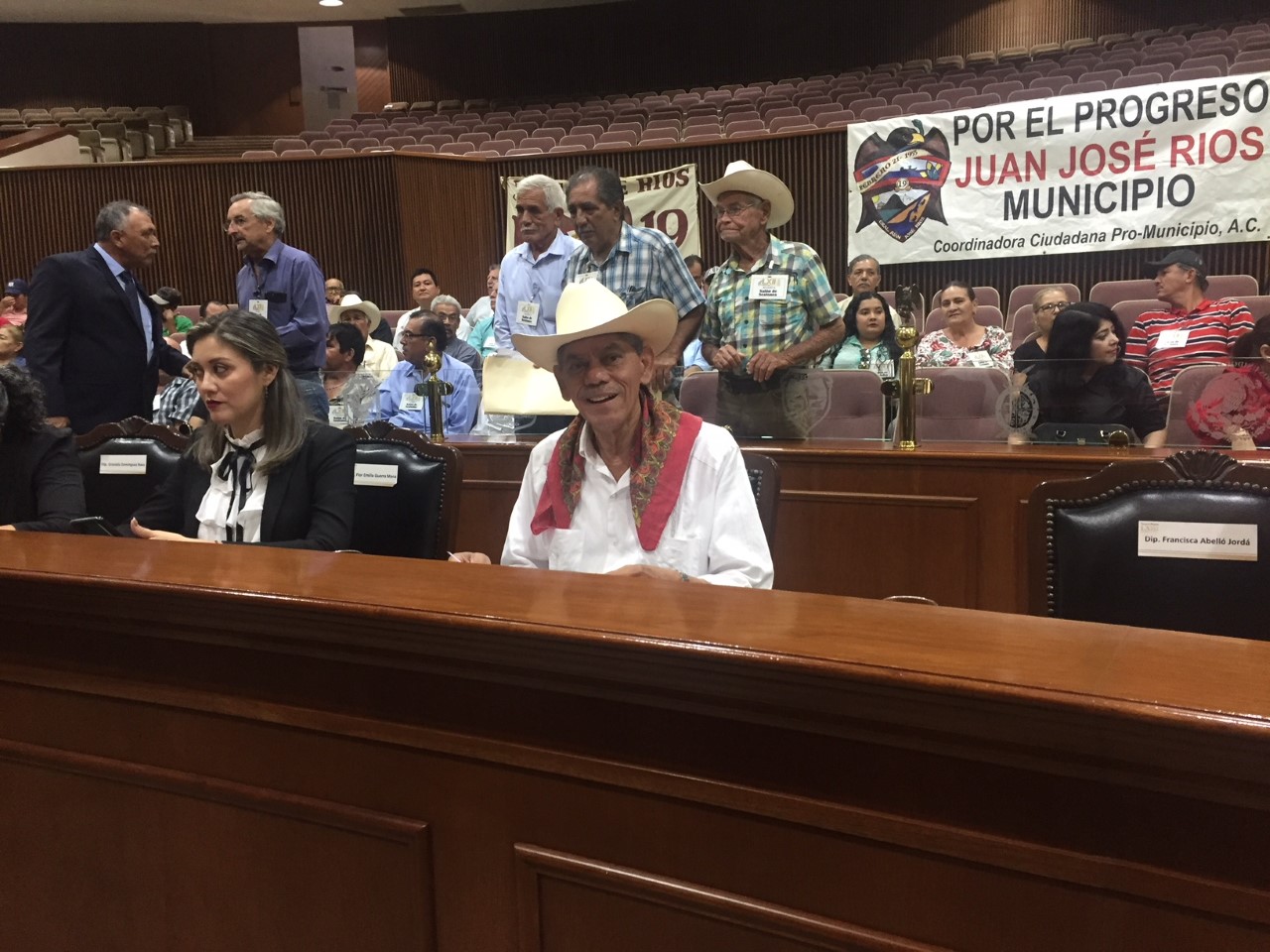 Diputados de Sinaloa se niegan a quitarse el sombrero en sesión