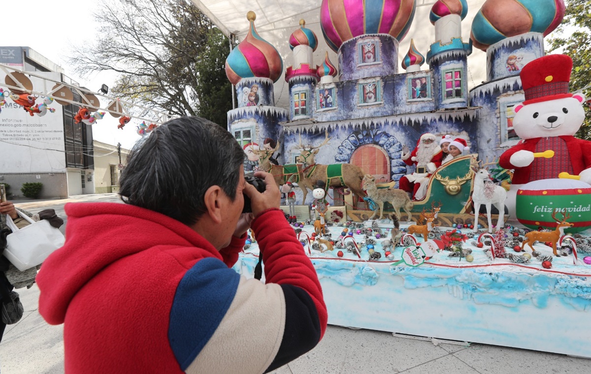 Abandonan a Santa: escenarios navideños de la Alameda de Toluca tienen de pocos clientes