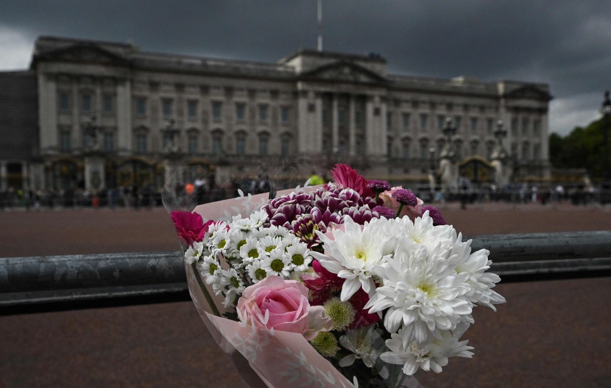 ¿Qué pasará con el mar de flores que dejaron por la muerte de Isabel II? Esto