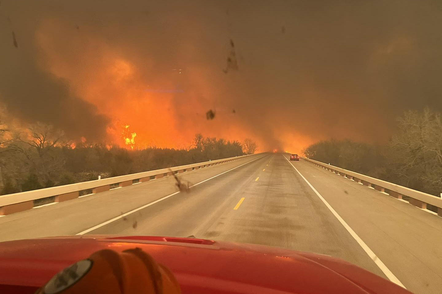 Texas en llamas: Más de 1,300 km devorados por incendios forestales; fábrica nuclear detiene operaciones