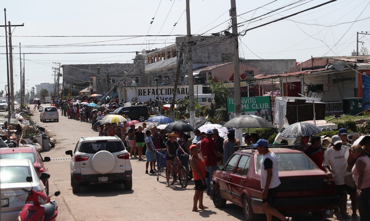 FOTOS: Entre entrega de despensas y búsqueda de desaparecidos, así avanzan las jornadas en Guerrero tras el huracán "Otis"