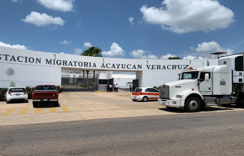 Rescatan a 150 migrantes hacinados en tráiler en Veracruz