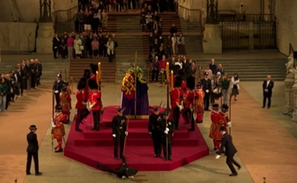 Se desmaya Guardia Real mientras velaba el ataúd de la reina Isabel II
