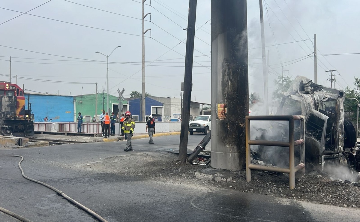 Conductor de tractocamión provoca incendio al intentar ganarle paso al tren