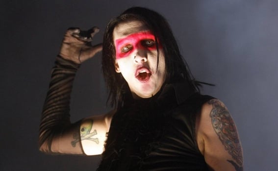 Avanza caso de camarógrafa que acusa a Marilyn Manson de embarrarle moco y escupirle
