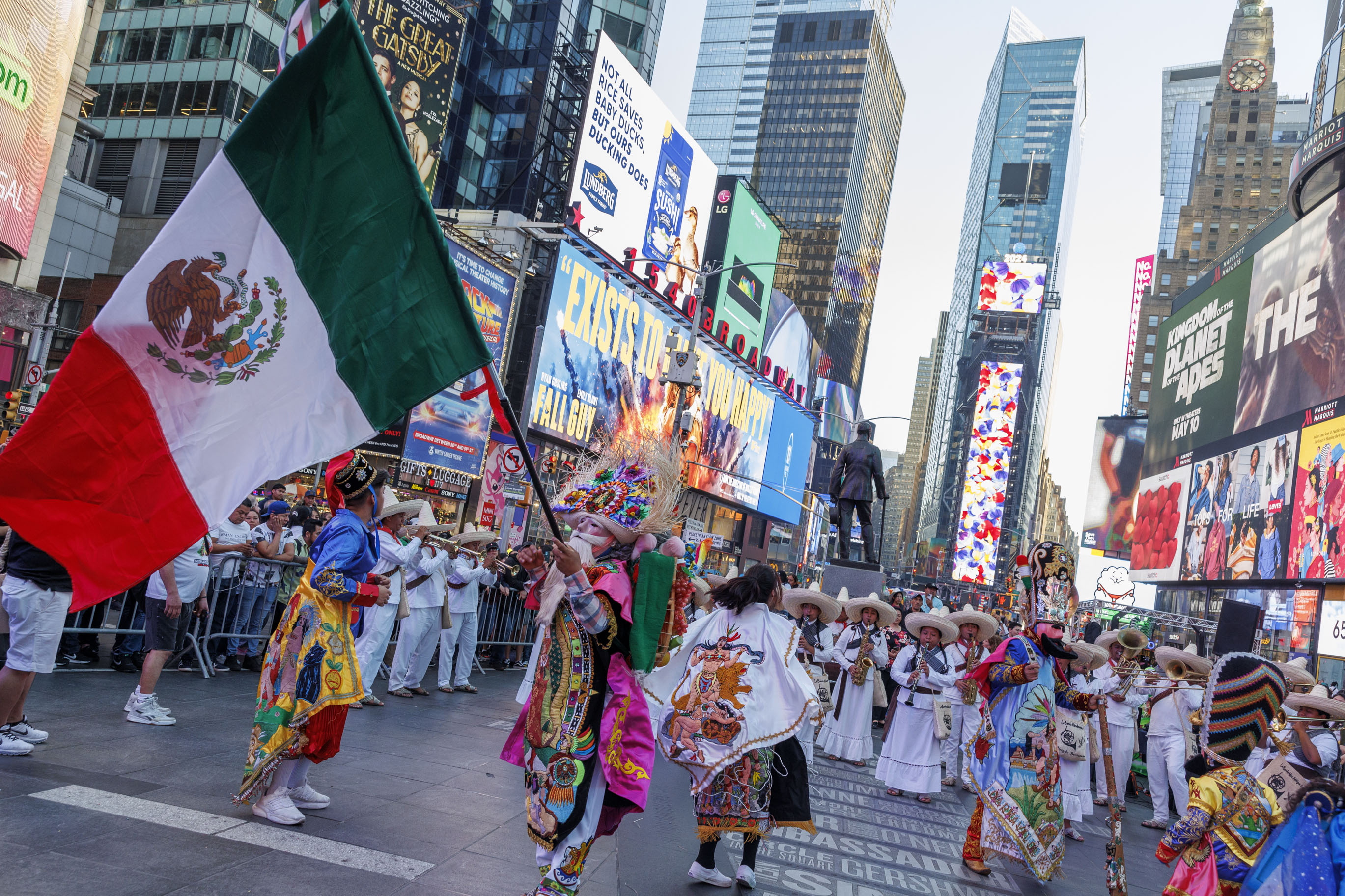 ¡Bailando en Times Square! Mexicanos celebran su cultura con el tradicional 'Brinco del Chinelo'. FOTOS