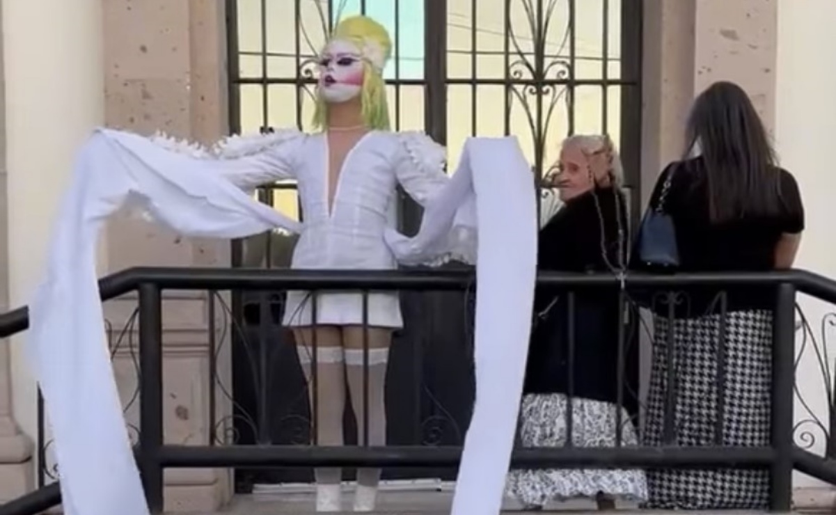 Católicas enfrentan a drag que hacía sesión de foto frente a iglesia en Sonora