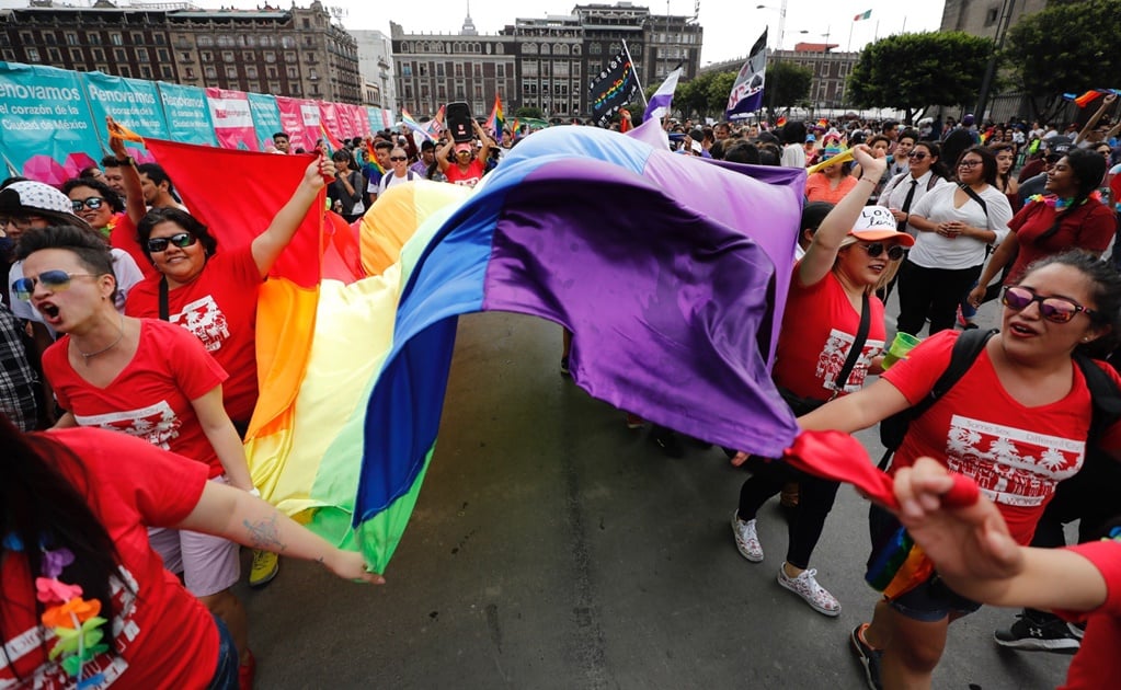 Contingente completo LGBTTTI llega al Zócalo; abren vialidades