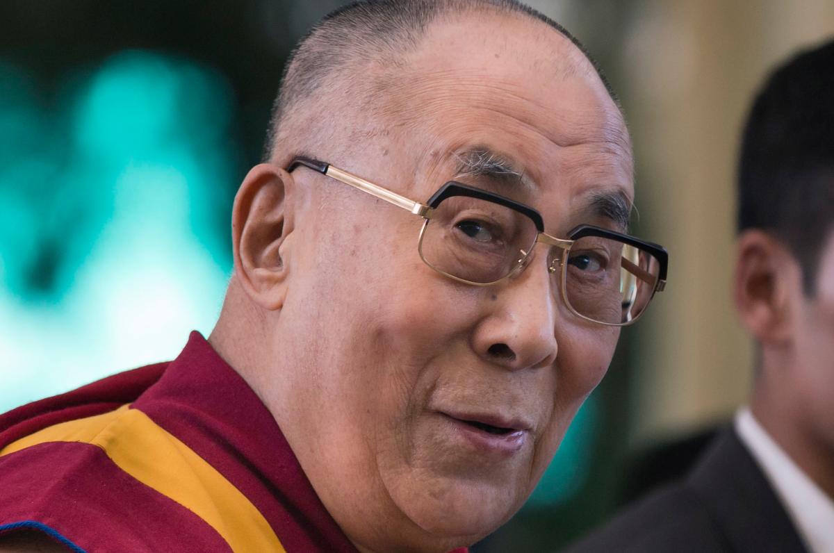 Dalai Lama se disculpa por indignante video que lo delata besando a un niño